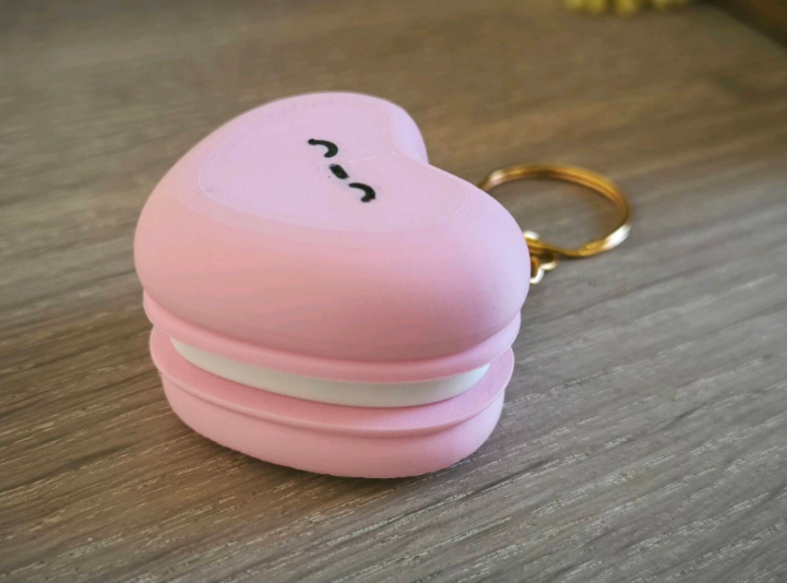 Clicky Heart Macaron Keychain Fidget Toy – 3D Printed Mechanical Pop-Up Heart Pastry – Cute Sensory Bag Charm, Stress Relief Desk Toy & Valentine Gift for Girls & Couples