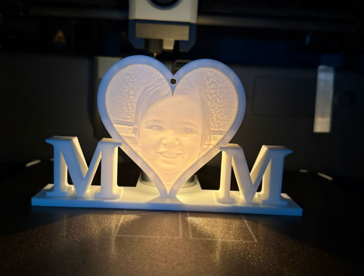 Illuminated "MOM" Infinity Heart Ornament – 3D Light-Up Mother’s Day Desk Lamp & Night Light | Glowing Keepsake Gift