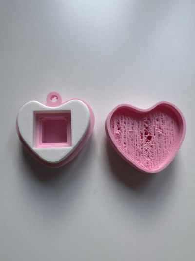 Clicky Heart Macaron Keychain Fidget Toy – 3D Printed Mechanical Pop-Up Heart Pastry – Cute Sensory Bag Charm, Stress Relief Desk Toy & Valentine Gift for Girls & Couples